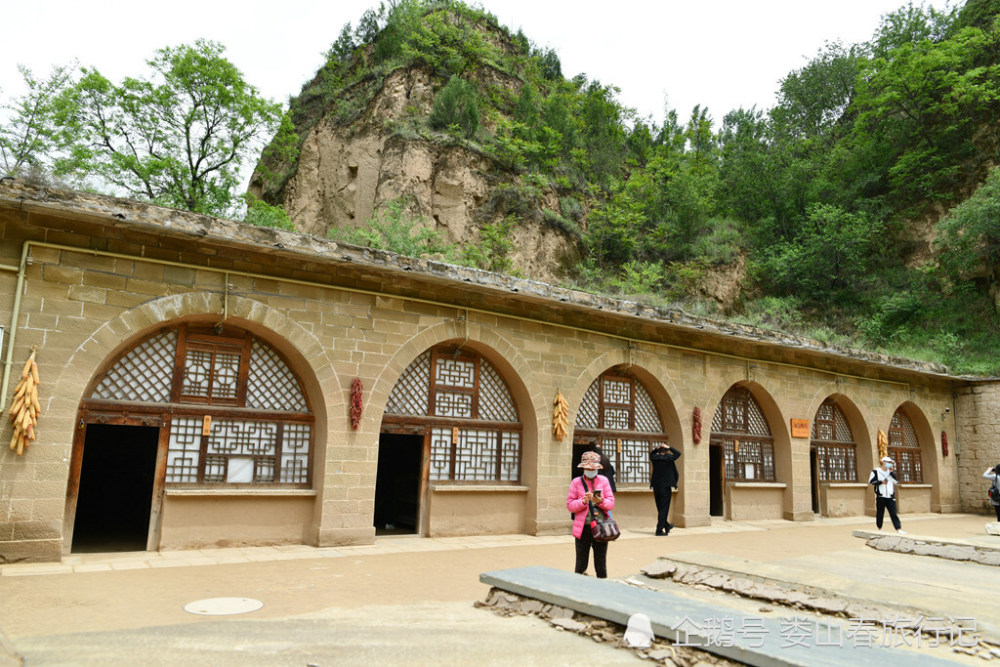 陕西延安梁家河村迎来旅游旺季游客一拨接着一拨