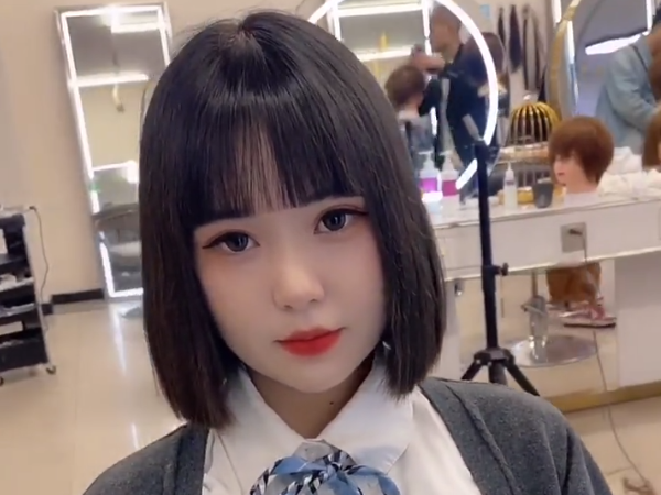 女学生换了款超a式发型后气质上直接变御姐男生心动的感觉