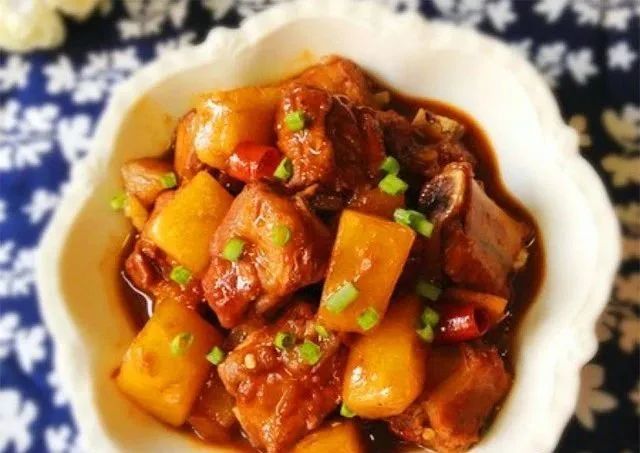 土豆烧排骨10种好吃的做法,让肉香更浓郁,土豆软糯不烂