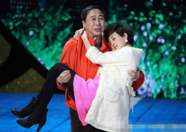 她是冯巩"媳妇",曾是体坛冠军,8登春晚,13岁女儿像极