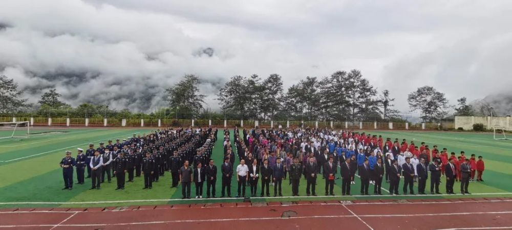 5月23日,墨脱县干部职工在县中学操场举行升国旗仪式,隆重庆祝西藏