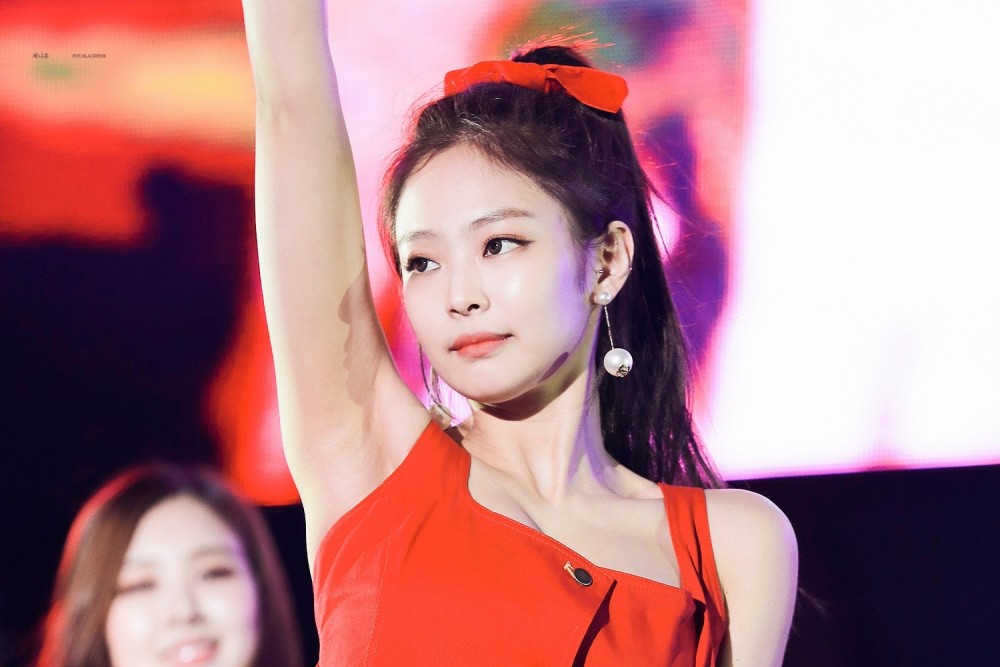 分享一组带珍珠耳环的红衣少女 金智妮jennie!
