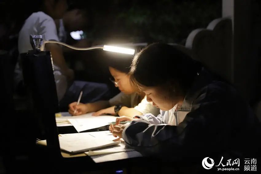 高考倒计时!震后高三学生在安置点挑灯夜战