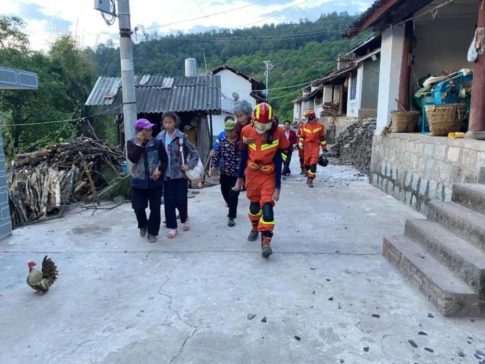 大理漾濞64级地震云南省消防救援总队成功救出遇险群众17人转移1446人