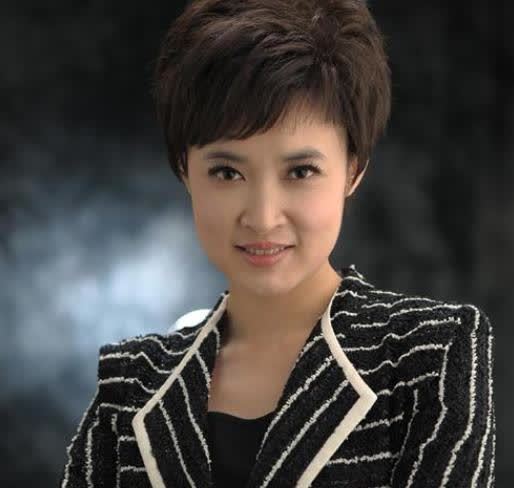 端庄秀丽的女主持桑晨:无心插柳进入央视,与搭档李红平分秋色