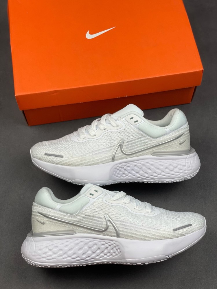 耐克 透气 网面 nike跑步鞋 白银色nike zoomx invi