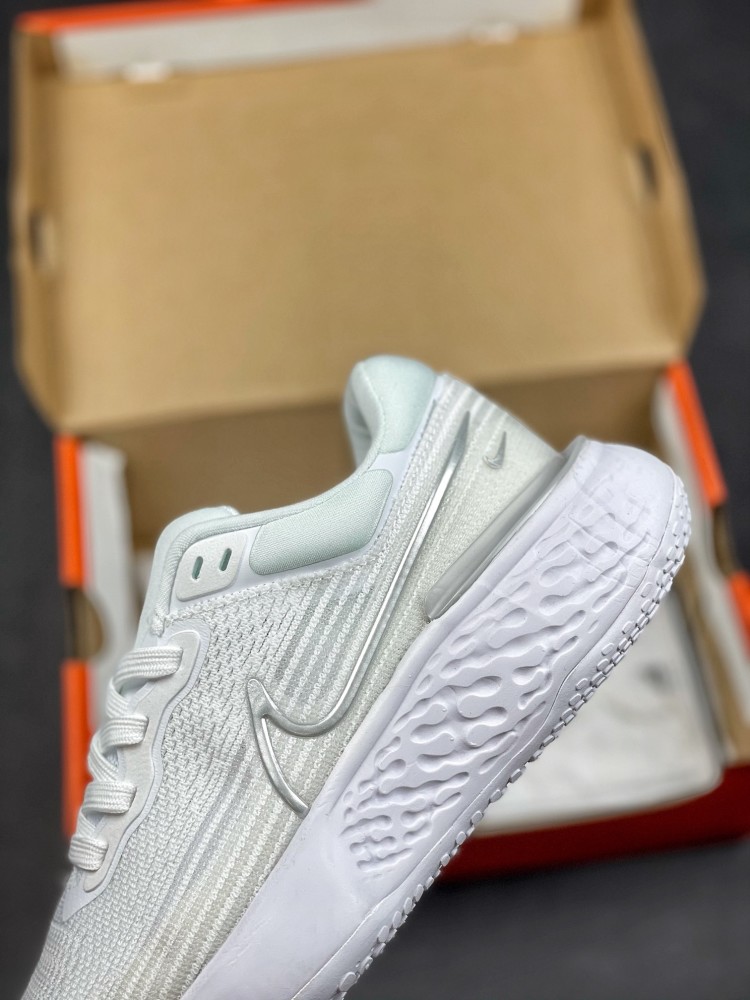 耐克 透气 网面 nike跑步鞋 白银色nike zoomx invi