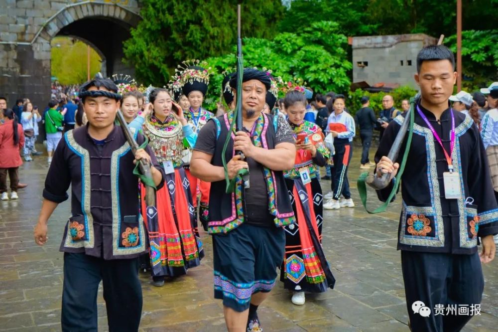 苗族同胞的大联欢和狂欢盛会 五颜六色的服饰 是这一天的苗王城里最