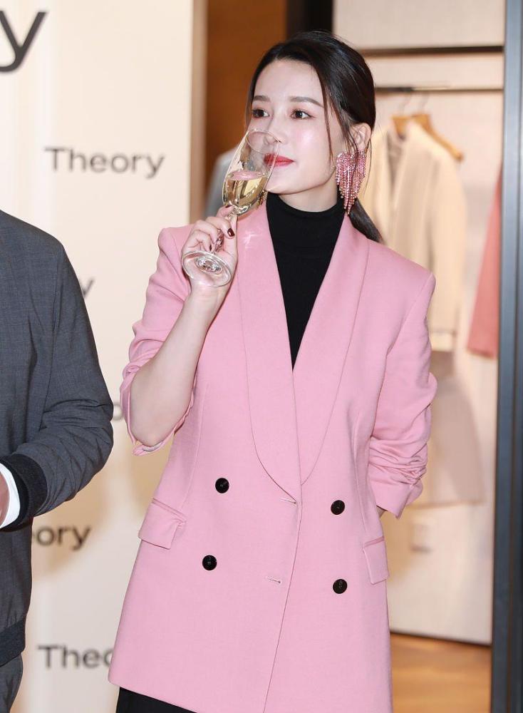 李沁太懂增肥了穿的衣服和裤子都好肥看着更有女人味了