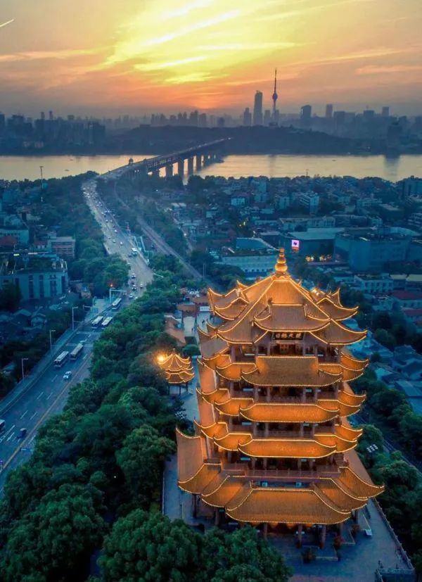 在武汉城市的中心,有这么一片静谧的山林,让你俯瞰两江,一览三镇