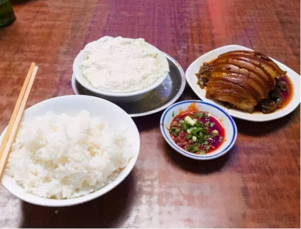 重庆最简陋的豆花饭,味道吸引了不少明星,人多的时候只能坐街边