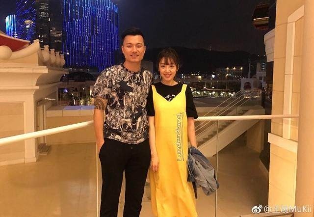 幸福郜林一家三口合照出炉妻子王晨给了老公很大的支持