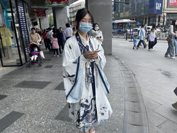 一年卖19亿,曹县带火汉服?杭州西湖边这家店,一天内被"搬空"