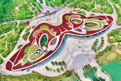 据悉,本届花博会举办地点位于崇明东平国家森林公园,由北园和南园