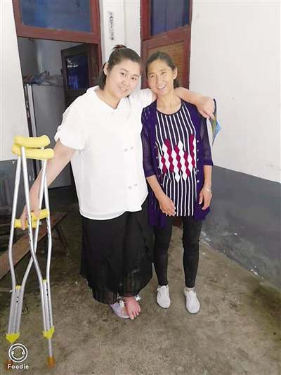 腿残的她把鸡毛做成鸡毛掸子 骑着它去帮人