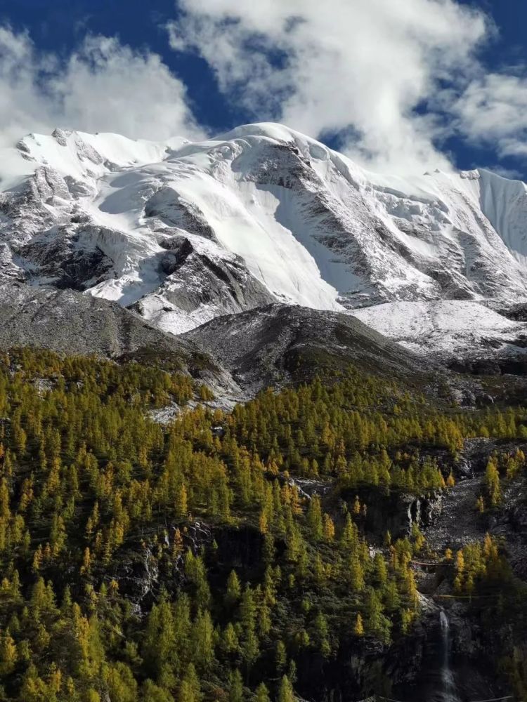 站在不同地方看雅拉雪山,山的形状各不相同.