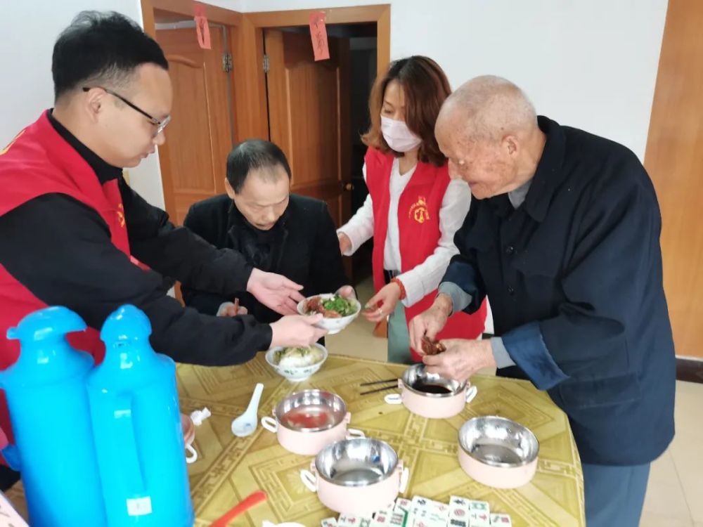 志愿者上门送餐 锦隆社区居家养老服务站