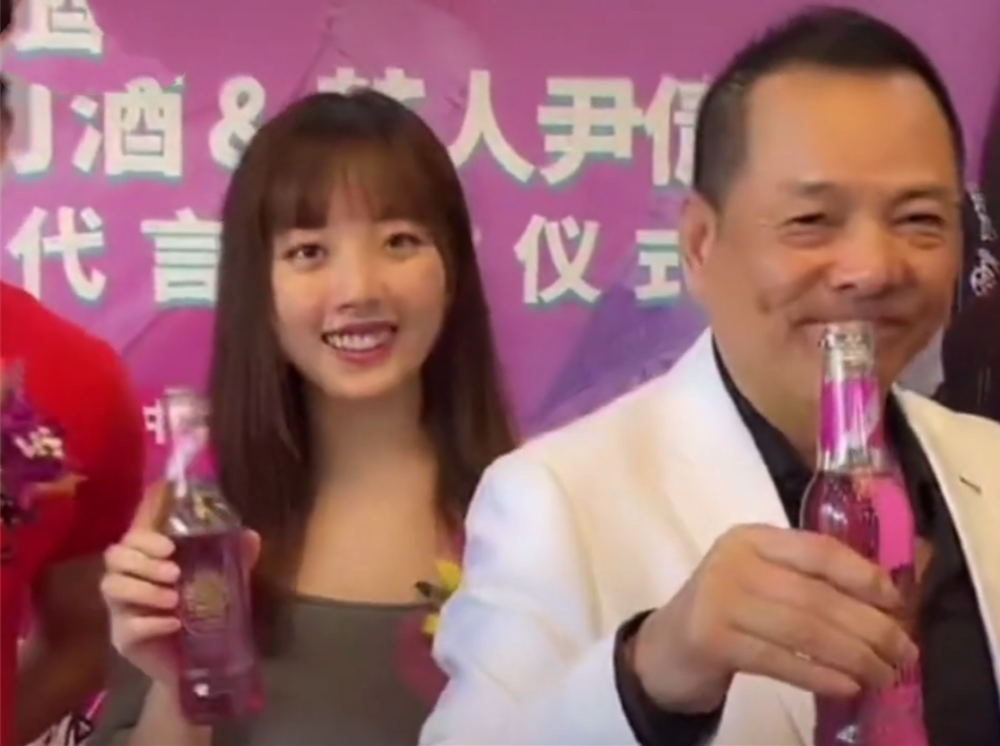 恭喜!"江湖大佬"尹国驹女儿成形象代言人,娇俏模样不似父女