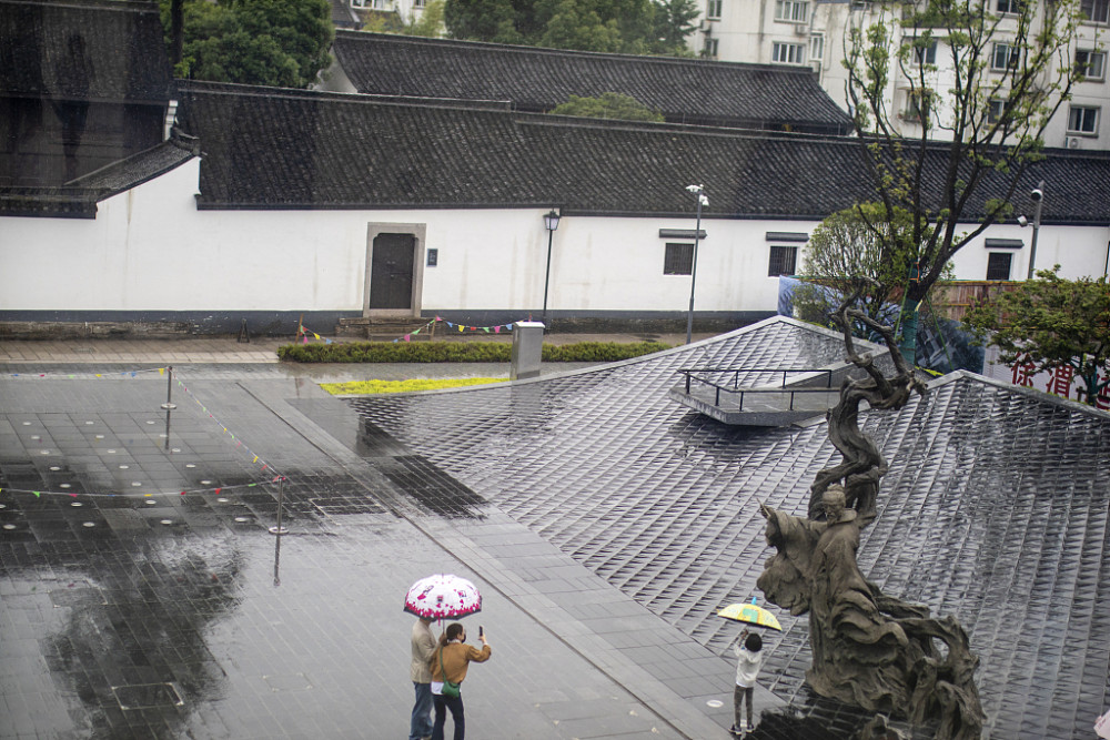 浙江绍兴:游客市民冒雨参观徐渭艺术馆