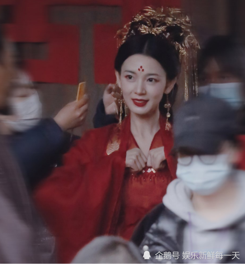 陈瑶新剧路透照太惊艳,一身红衣端庄贵气,颜色太搭