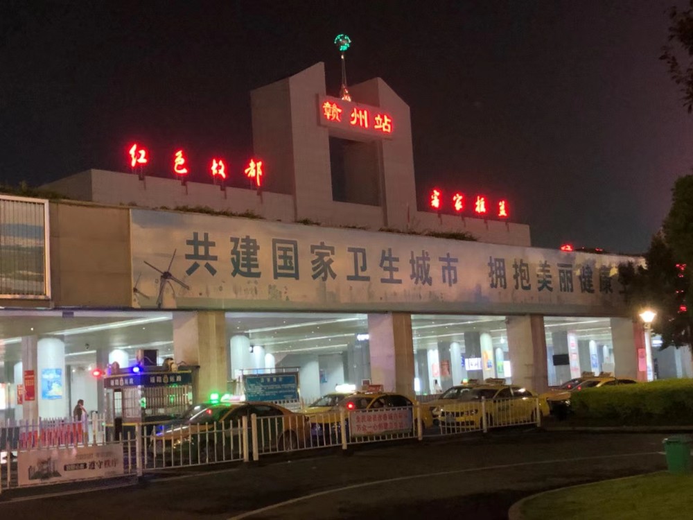 赣州火车站深夜新冠体温检测