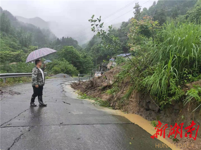 永顺县朗溪乡:抢修道路保畅通