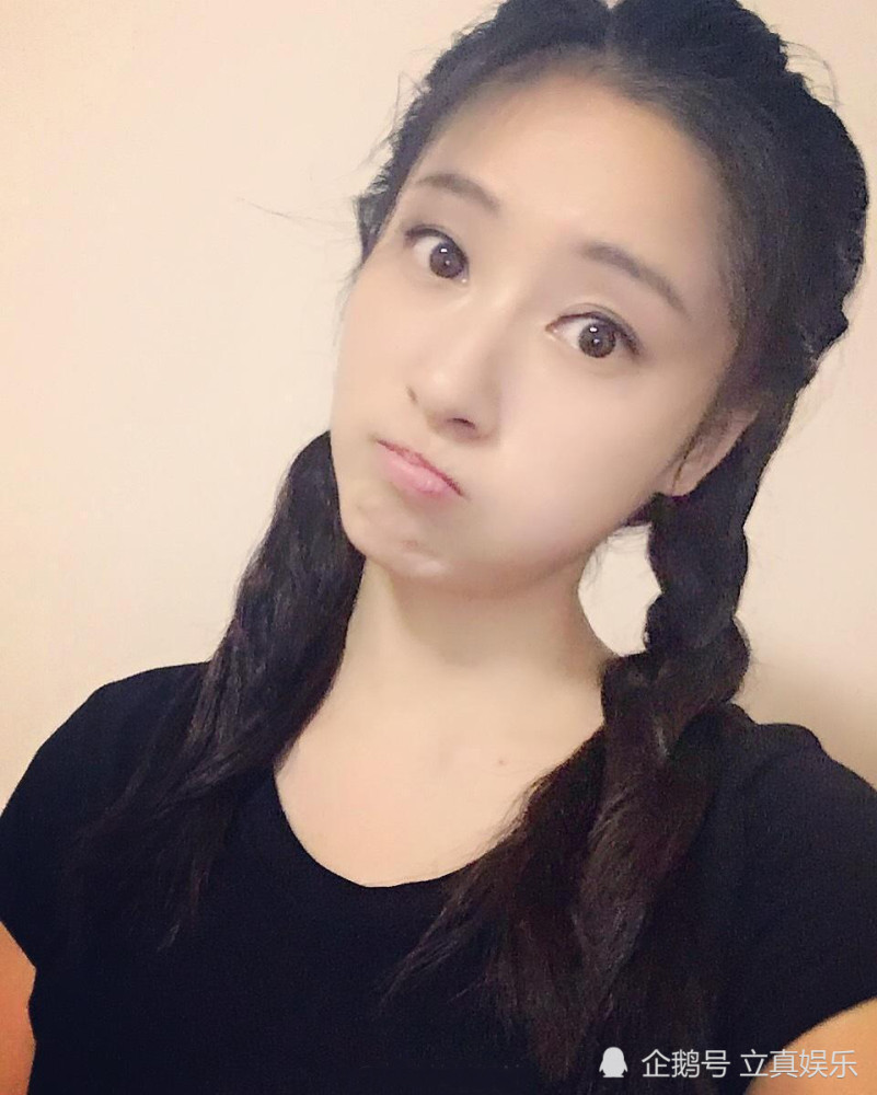 艾佳妮经典照片集锦 一个脸上洋溢着幸福笑容的女演员
