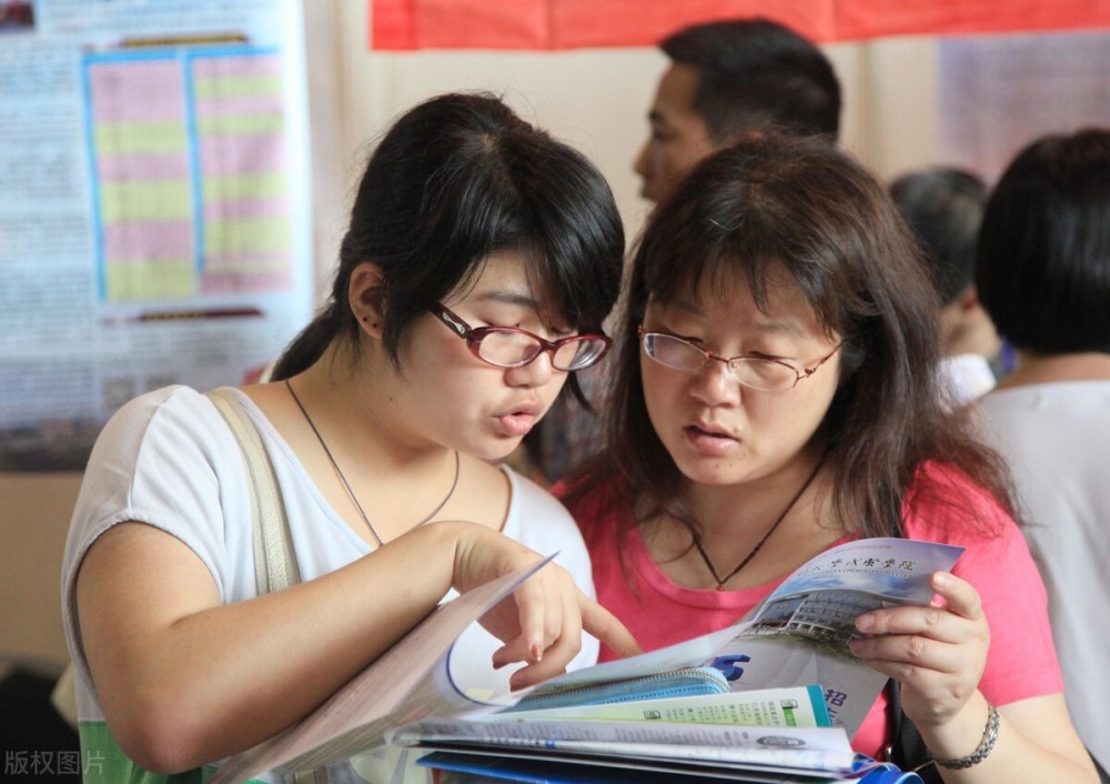 如何填报高考志愿更有利?中游学生选专业,低分学生保录取