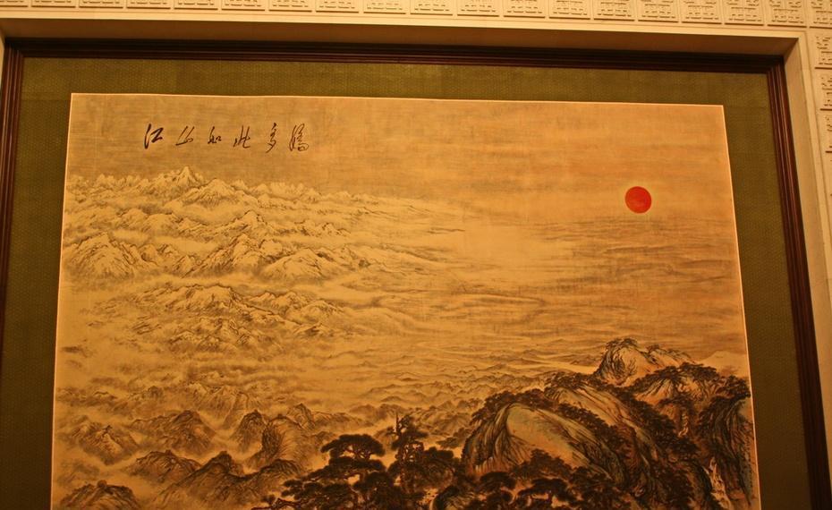 两位画家创作江山如此多娇水墨画,他们辛苦工作,克服了这些困难