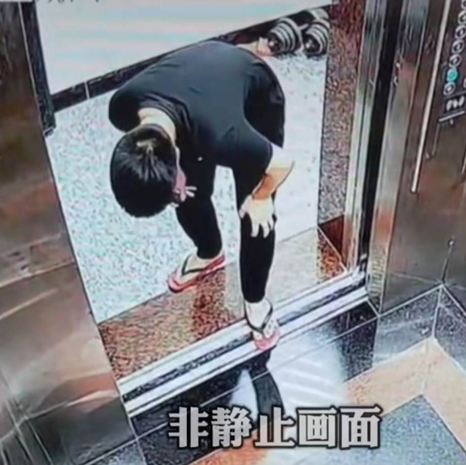 广东一男子走出电梯,手机却不幸落入电梯缝隙中,网友直呼倒霉