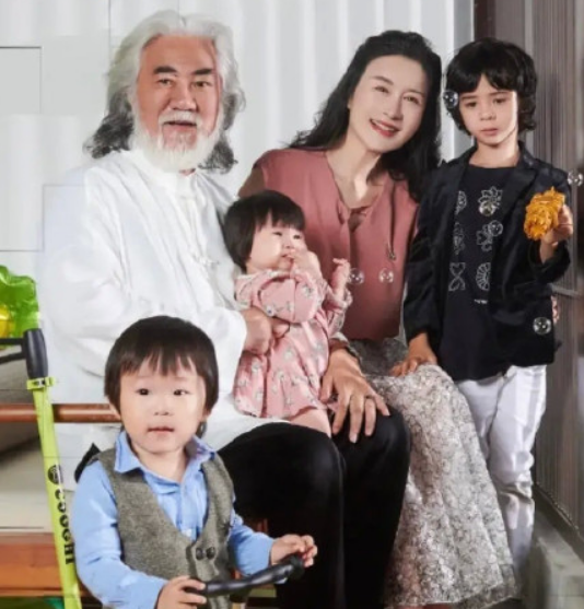 张纪中过70岁大寿,小31岁娇妻忙里忙外,与岳父母同框似同龄人