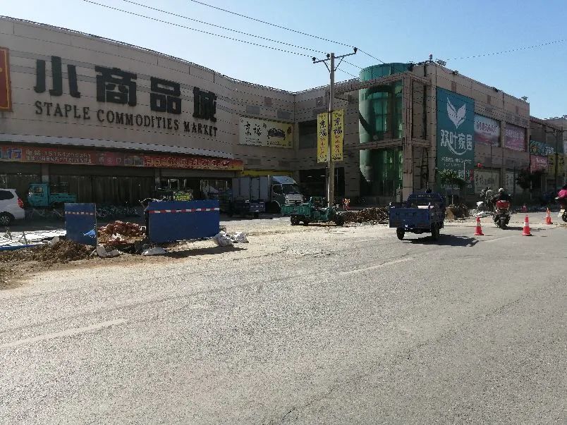 葫芦岛玉皇商城小商品城西门正在管道施工请车辆绕行