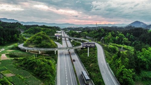 组图|凉城利川的高速美景