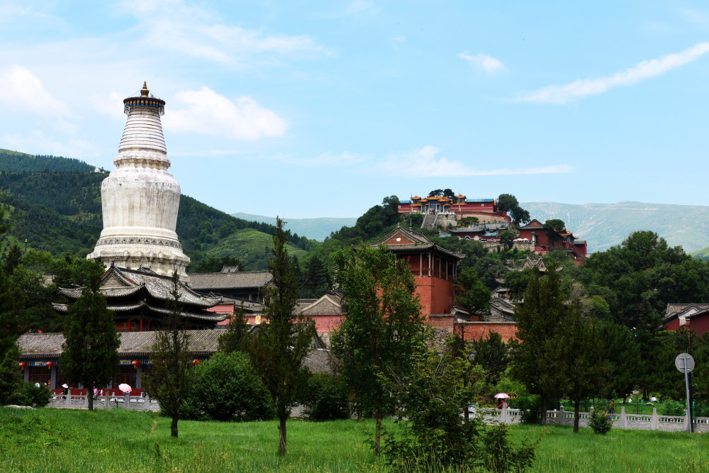 1,五台山风景名胜区 五台山由东台,西台,南台,北台,中台五座山峰环抱