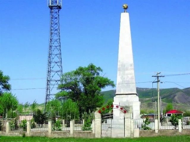 在索伦镇境内,有一座索伦苏联红军纪念塔,建筑面积160平方米,墓碑高18