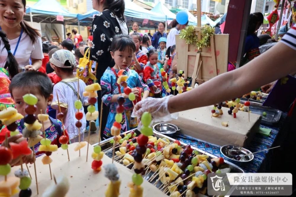 游那乡品美食承民俗隆安县幼儿园举办那乡美食集市活动