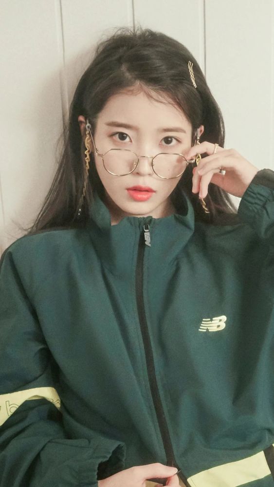 李知恩全面屏壁纸