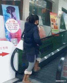 女汉子们以后穿裙子一定要注意点坐姿呀,这也太尴尬了