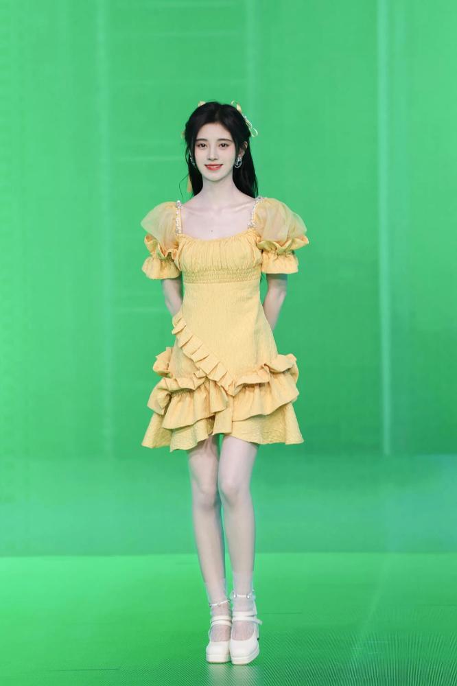 鞠婧祎肤色这么白穿姜黄色法式裙配玛丽珍带来一种恋爱甜美范