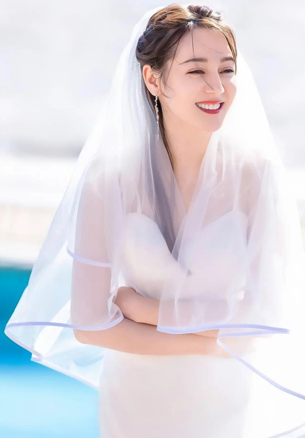 迪丽热巴关晓彤杨颖谭松韵等女星穿上婚纱,真是惊艳了时光!
