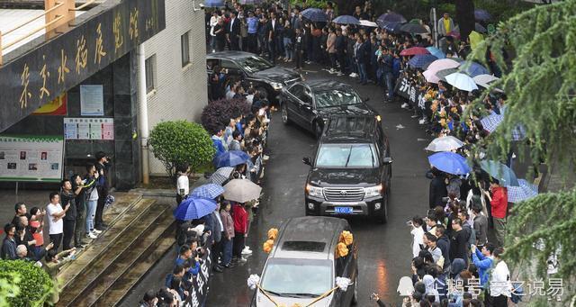 人们群众都自发的组织,吊唁袁隆平院士,队伍蜿蜒十余里,长沙更有两千