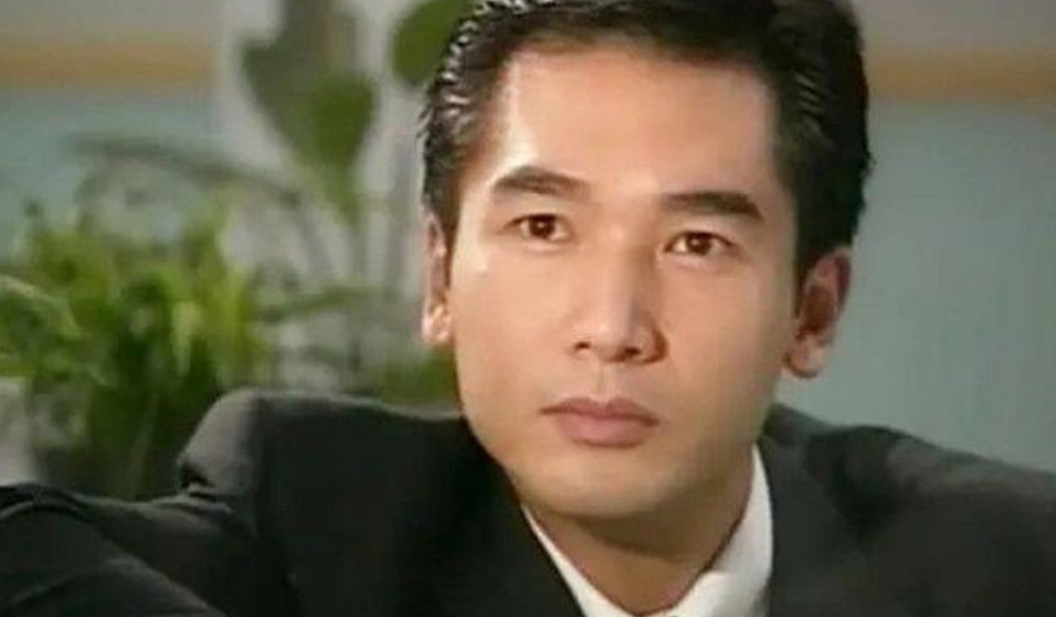 "情场浪子"方中信,为初恋瘦了40斤,对小6岁最丑港姐恩爱如初