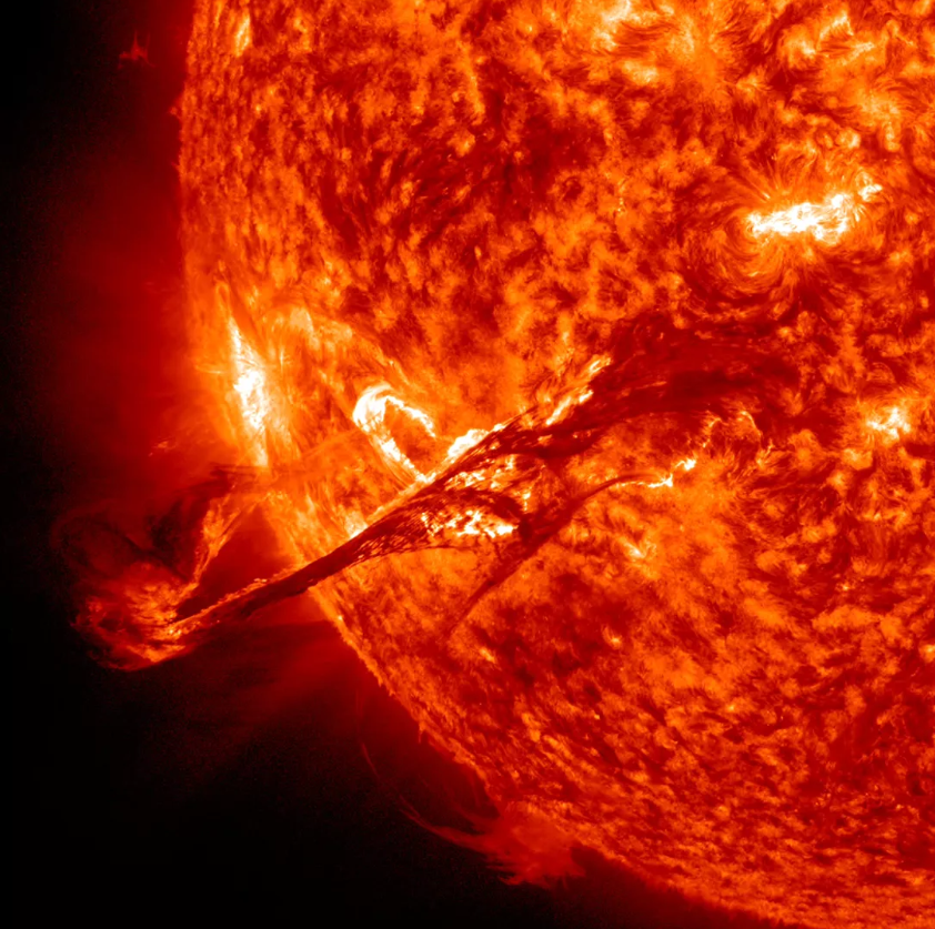 一个标有ar2824的太阳黑子在5月22日发出了一系列太阳耀斑的急速射击