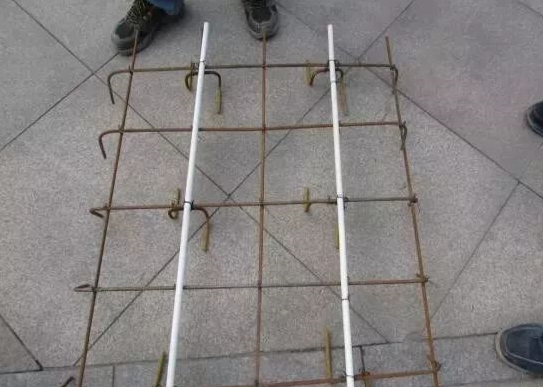 使负弯矩钢筋,辅助架立筋,分布筋和撑脚连成整体(如图),从而构成刚度