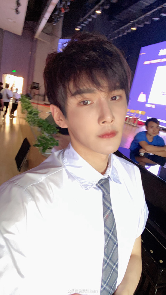 彦希回应偷戒指,和虞书欣一样家境优渥,曾晒妈妈照片拎爱马仕:不至于