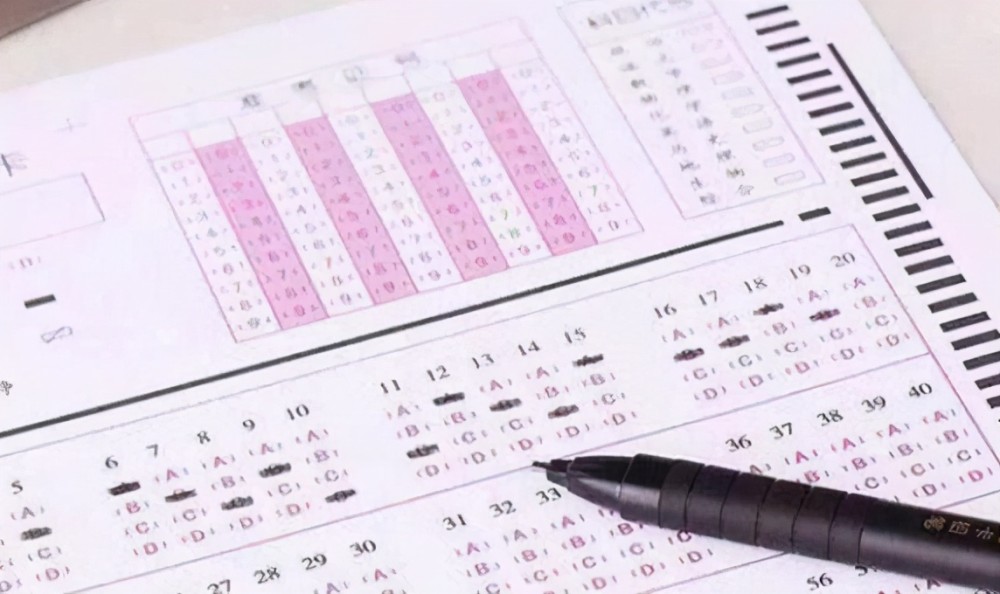 高考期间考生因写错了字,要求更换答题卡,监考老师直接无视