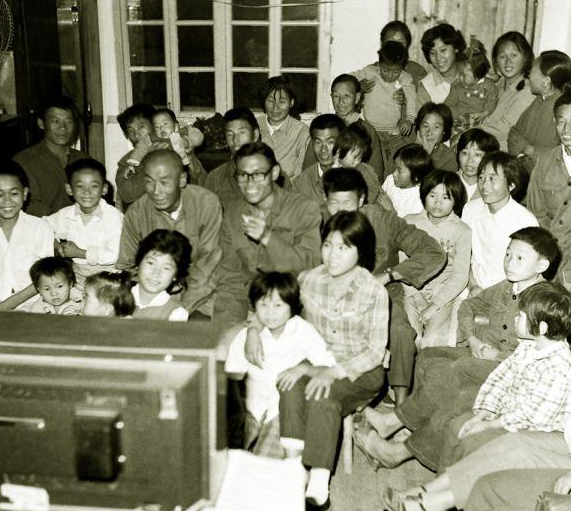 90年代,为何每周二电视台都要停播,还会出现一张"彩色