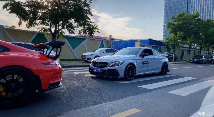 奔驰AMG C 63 S,奔驰E400Coupe 优雅的"野兽",奔驰amg c 63 s,v8的绝唱!