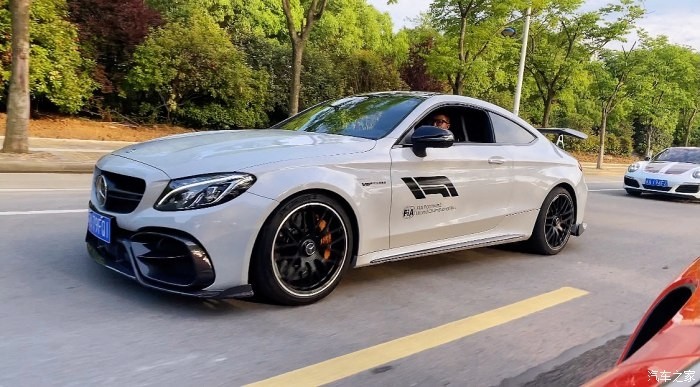 优雅的"野兽",奔驰amg c 63 s,v8的绝唱!