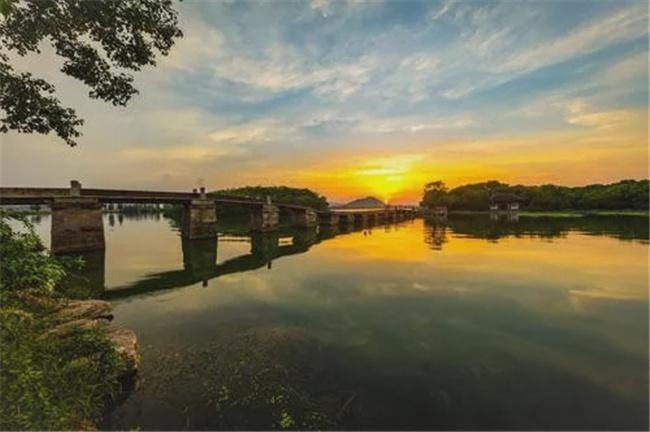 越城:鉴湖水畔思太守